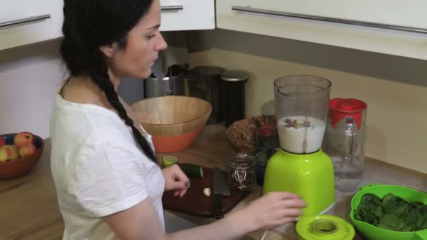 Mujer Prepara Liso Para Los Pesos Concepto Dieta Saludable — Vídeo de stock