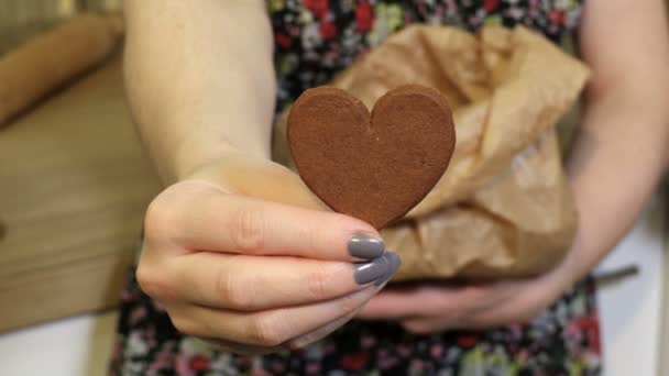 Frau Mit Lebkuchen Hausgemachte Plätzchen Herzform — Stockvideo