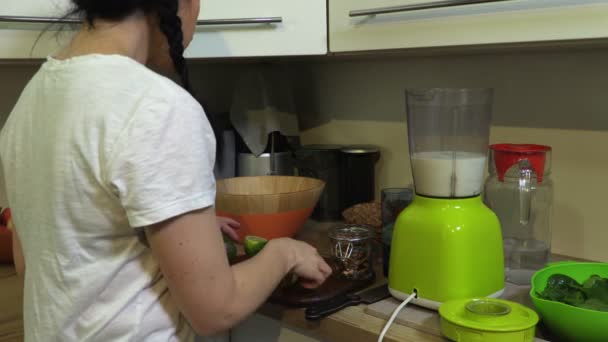 Mulher Preparando Fresco Vegetal Smoothie Healthy Lifestyle Concept — Vídeo de Stock