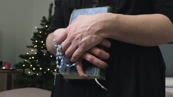 Christliche Frauenhände Halten Die Heilige Bibel — Stockvideo