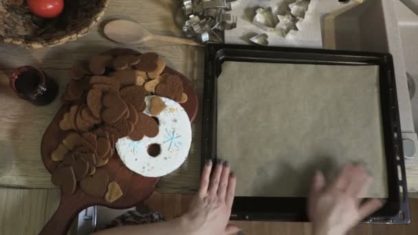 Frau Fängt Lebkuchen Zuzubereiten Und Backen — Stockvideo
