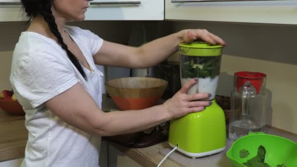 厨房里做绿色蔬菜饮料的女人 — 图库视频影像
