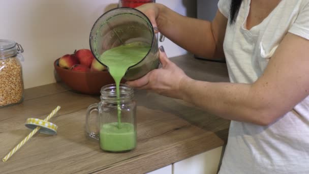 Γυναίκα Ρίχνει Γυαλί Μια Σπιτική Πράσινη Αποτοξίνωση Juice Healthy Lifestyle — Αρχείο Βίντεο
