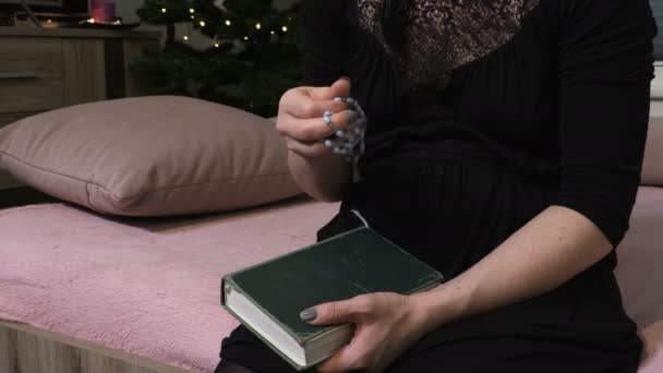 Kvinna Som Sitter Sängen Och Håller Radband Och Bibeln — Stockvideo
