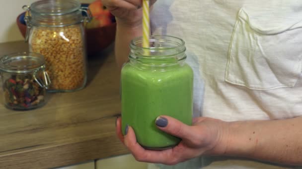 Mujer Sosteniendo Mezclando Jugo Desintoxicación Verde Hecho Casa Concepto Desayuno — Vídeo de stock