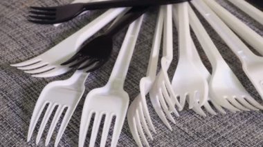 Dönen beyaz ve siyah plastik çatallar kapanıyor.