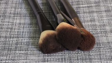 Gri kumaşta dönen makyaj fırçaları