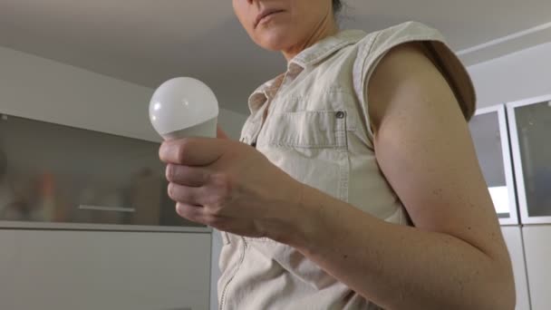 Žena Snaží Vyměnit Žárovku — Stock video