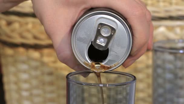 Wanita Menuangkan Minuman Soda Dalam Gelas — Stok Video