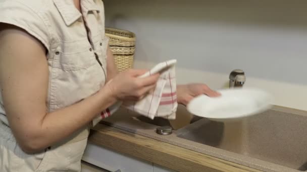 Mujer Con Toalla Platos Cocina — Vídeos de Stock