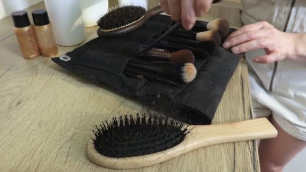 女人从梳子里取出头发 — 图库视频影像