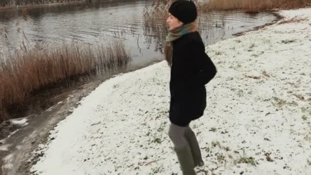 Gelukkig Glimlachende Vrouw Tonen Hart Vorm Gebaar Bij Outdoor Winter — Stockvideo