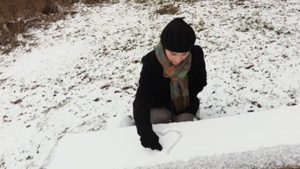 Femme Dessinant Des Cœurs Sur Neige — Video