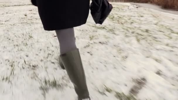 Vrouw Wandelend Rubberen Laarzen Winter Sneeuw — Stockvideo