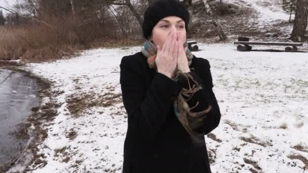 Mujer Tiene Frío Estornuda Aire Libre Invierno — Vídeos de Stock