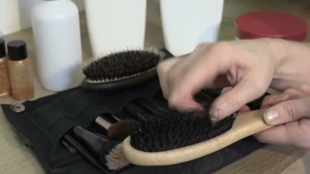 Woman Cleans Her Hair Comb Hair Care Concept Common Hair — Vídeo de stock