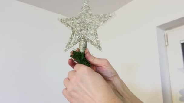 Mujer Decorando Parte Superior Del Árbol Navidad — Vídeos de Stock