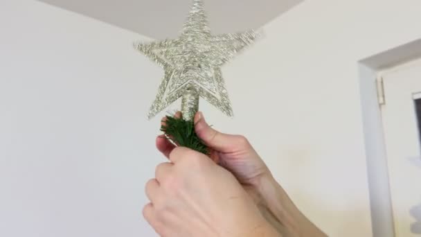 Mujer Decorando Parte Superior Del Árbol Navidad — Vídeo de stock