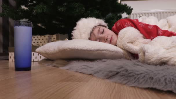 Aranyos Kislány Karácsonyi Pizsamában Alszik Közel Karácsonyfa — Stock videók