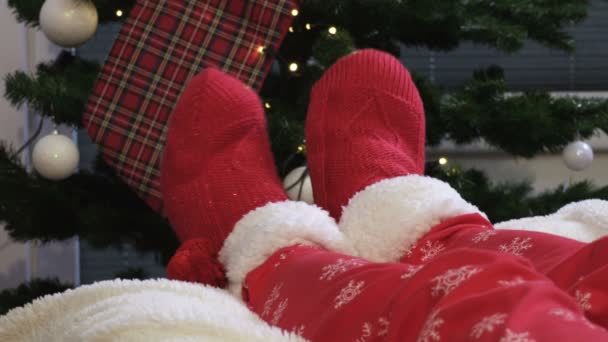 Pernas Mulher Com Meias Malha Descansando Frente Árvore Natal — Vídeo de Stock