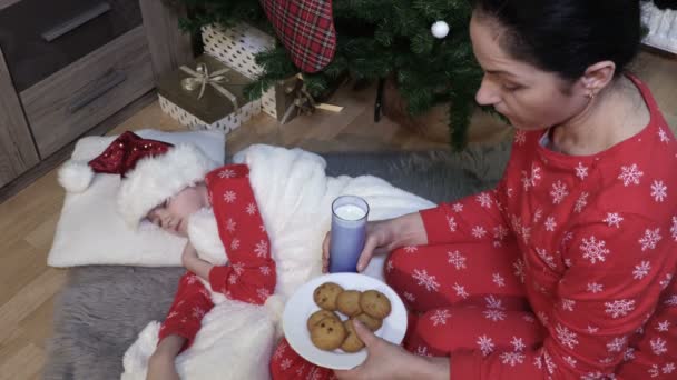 Karácsonyi Pizsamás Tejet Sütit Tart Mikulásnak Szenteste — Stock videók