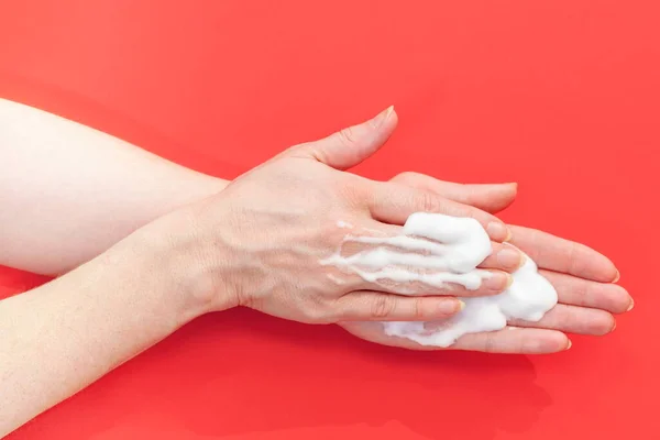女性は彼女の手を洗う コロナウイルスと医療の概念 — ストック写真