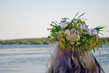 Vahşi çiçek sarı beyaz ve mor çiçekler ve yeşil çimenlerin üzerinde kız saçını sarıya su Nehri Ivan Kupala akşam tatil Başkanı ile bir büyük güzel buket çelenk