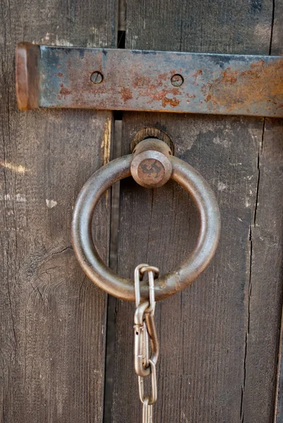 Metal Forged Ring Lock Metal Large Chain Wooden Door Close — Stock Photo, Image