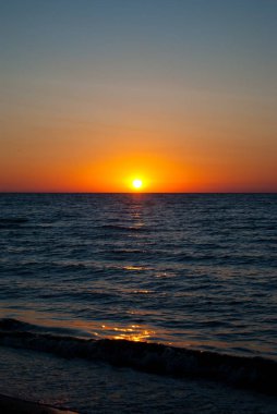 Deniz, turuncu kırmızı güneş, mavi ve pembe mor gökyüzü bulutlar, mavi deniz, kum dalga tatil olmadan güzel gündoğumu