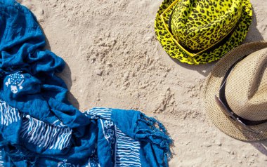 kompozisyon natürmort sarı kum üzerinde yalan shore kadın ve erkek şapka sarı güneş gözlüğü mavi pareo havlu pelerin üzerinde yaz hafta sonu gün istirahat