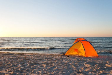 parlak turuncu sarı çadır boş, mavi deniz ve mavi gökyüzü, karşı güneşte seashore sunrise sarı kum, plaj, dinlenme, yaz