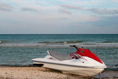 su scooter beyaz su jeti ile kırmızı sahil üzerinde mavi deniz ve mavi gökyüzü karşı yaz günü palamarla. Eğlence, spor, turizm