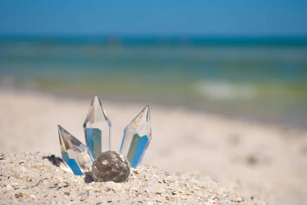 Bellissimi Cristalli Vetro Trasparente Sulla Spiaggia Sabbia Gialla Estate Spiaggia — Foto Stock