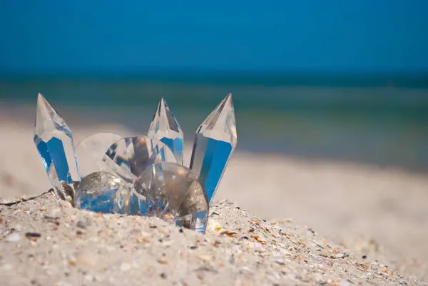 Bellissimi Cristalli Vetro Trasparente Sulla Spiaggia Sabbia Gialla Estate Spiaggia — Foto Stock