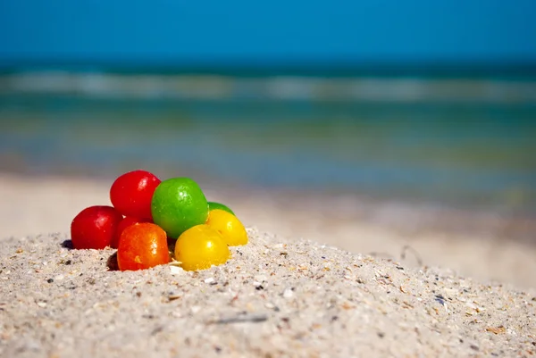 Dragees Doces Multicoloridos Mentira Areia Amarela Verão Praia Mar Costa — Fotografia de Stock