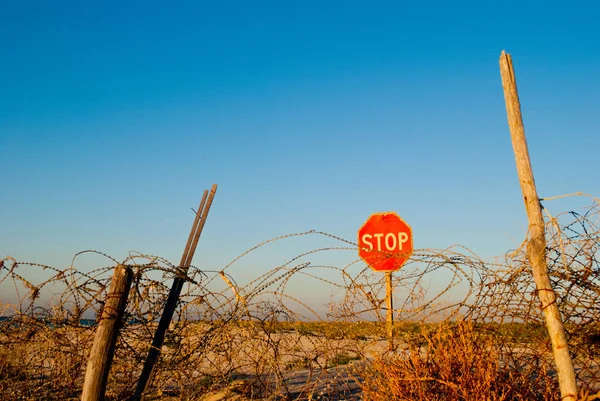 Una Gran Carretera Roja Que Prohíbe Señal Stop Encuentra Una — Foto de Stock