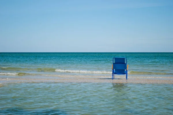 Sedia Spiaggia Blu Metallo Tessuto Sulla Riva Del Mare Blu — Foto Stock