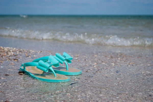 Green Sea Wave Mint Sneakers Rubber Bows Rhinestones Beach Slippers — Stock Photo, Image