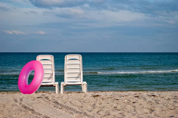 iki beyaz şezlong ve plaj mavi deniz sahil su mavi gökyüzü deniz dalga güzel pembe şişme daire yaz tatil plaj kum hafta sonu dinlenme manzara
