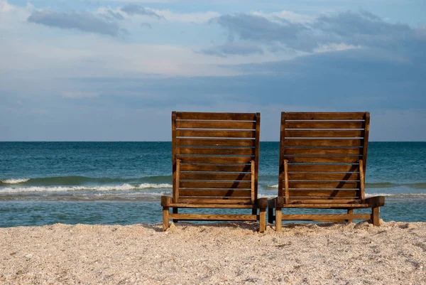 Due Legno Marrone Chaise Longue Sulla Spiaggia Sul Mare Blu — Foto Stock