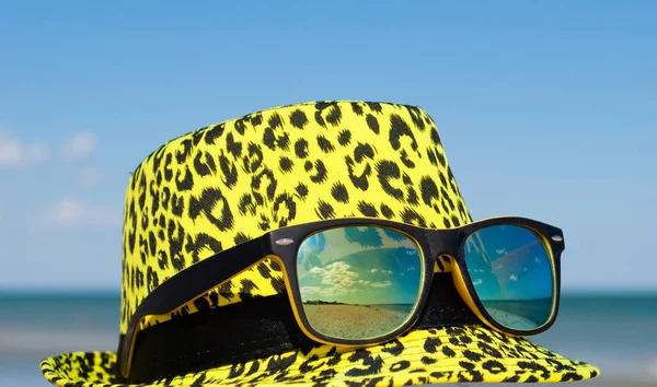 güzel sarı parlak hat ile sarı gözlük gözlük yansıma parlak yaz günü deniz plaj kıyı ile mavi gökyüzü arka plan üzerinde renkli lensler bukalemun ile hafta sonları tatil