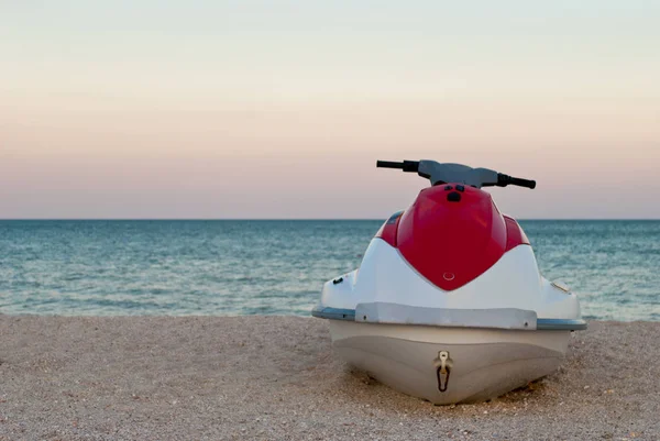 Água Scooter Jato Água Branca Com Vermelho Atracado Praia Dia — Fotografia de Stock