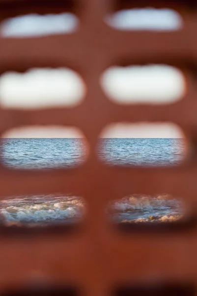 Taş Mavi Deniz Gök Dalgaları Delikten Görüntülemek — Stok fotoğraf