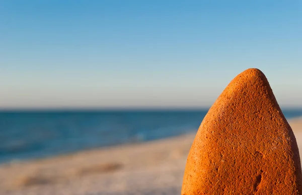 Laranja Pedra Brilhante Direita Contra Mar Azul Areia Amarela Terra — Fotografia de Stock