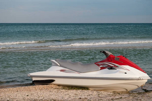 Moto Acqua Jet Acqua Bianco Con Ormeggio Rosso Sulla Riva — Foto Stock