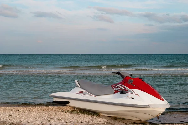 su scooter beyaz su jeti ile kırmızı sahil üzerinde mavi deniz ve mavi gökyüzü karşı yaz günü palamarla. Eğlence, spor, turizm