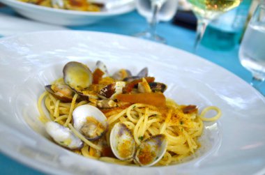 Bir tabak midyeli spagetti ve tekir balığı. 