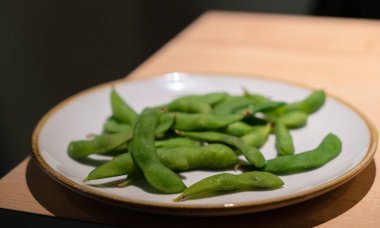 Tabaktaki edamame 