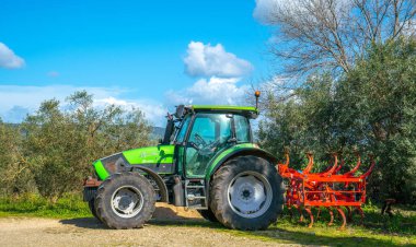  Eski traktör sahada