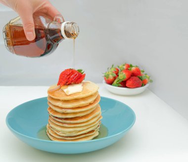 Akçaağaç şurubu ve böğürtlenli krep yığını